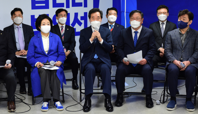 더불어민주당 이낙연 대표가 8일 서울 종로구 박 후보 캠프에서 열린 제1차 중앙선대위 회의에서 발언하고 있다. 연합뉴스