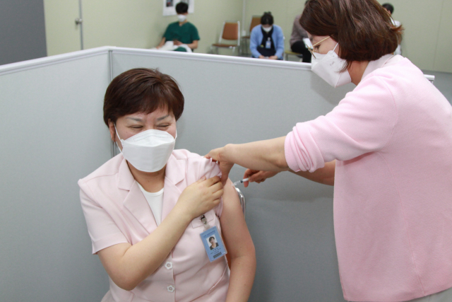 차의과대 구미차병원의 구분선 간호부장이 코로나19 백신을 접종하고 있다. 구미차병원 제공