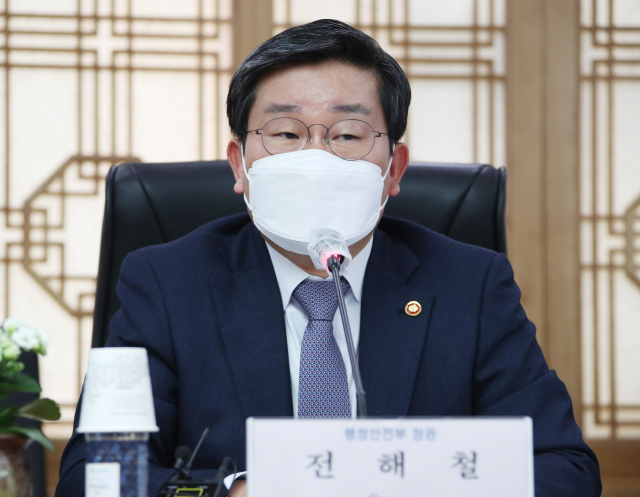 전해철 행안부 장관이 9일 정부서울청사에서 열린 출입기자 간담회에서 발언하고 있다. 연합뉴스
