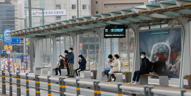 대구시와 경북도가 추진 중인 대구경북 광역환승제에 업계가 매출 감소를 우려하고 있다. 사진은 한산한 동대구역 버스정류장 모습. 매일신문 DB