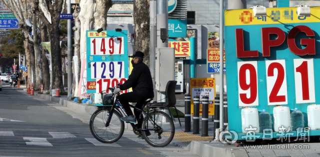 10일 대구 시내 한 주유소 앞에 자전거를 탄 한 시민이 휘발유와 경유, 액화석유가스(LPG) 유류 정보판과 묘한 대조를 이루고 있다. 한국석유공사 유가정보서비스 오피넷에 따르면 3월 첫째 주 전국 주유소 휘발유 평균 판매가격은 ℓ당 1천483.0원으로 대구경북 지역 주유소 휘발유 평균 가격이 15주 연속 상승세를 이어갔다. 정운철 기자 woon@imaeil.com