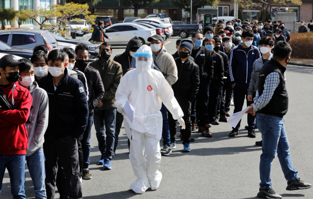 10일 오전 경산시 진량읍 경산산업단지관리공단 주차장에서 외국인 노동자들이 코로나19 검사를 받기 위해 차례를 기다리고 있다. 경북도는 사업장 집단감염에 대한 선제적 차단을 위해 외국인 근로자에 대한 코로나19 검사 행정명령을 내렸다. 우태욱 기자 woo@imaeil.com