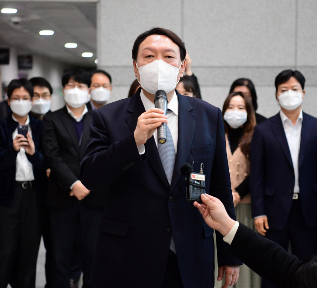 윤석열 검찰총장이 지난 4일 오후 서울 서초구 대검찰청에서 사퇴한 뒤 검찰 청사를 떠나며 인사말을 하고 있다. 연합뉴스