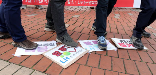 진보당 대구시당 및 민주노총 대구지역본부가 11일 오전 대구 달서구 한국토지주택공사(LH) 대구경북지역본부 앞에서 기자회견을 열고 LH 임직원 투기 의혹을 규탄하는 퍼포먼스를 하고 있다. 김영진 기자 kyjmaeil@imaeil.com