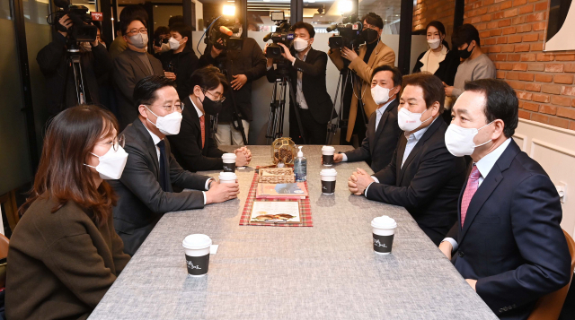 국민의힘 오세훈 서울시장 후보와 국민의당 안철수 서울시장 후보 단일화 실무협상을 위해 9일 서울 여의도 한 카페에서 국민의힘 정양석 사무총장(오른쪽 가운데)과 국민의당 이태규 사무총장(왼쪽 가운데) 등 양당 실무협상단이 첫 상견례를 하고 있다 . 연합뉴스