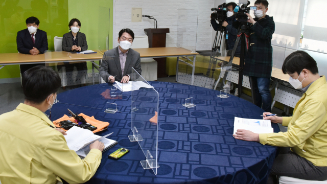 국민의당 안철수 서울시장 후보가 10일 오후 서울 세종대로 서울시청 내 시민건강국을 방문, 서울시의 신종 코로나바이러스 감염증(코로나19) 대응 관련 설명을 듣고 있다. 연합뉴스