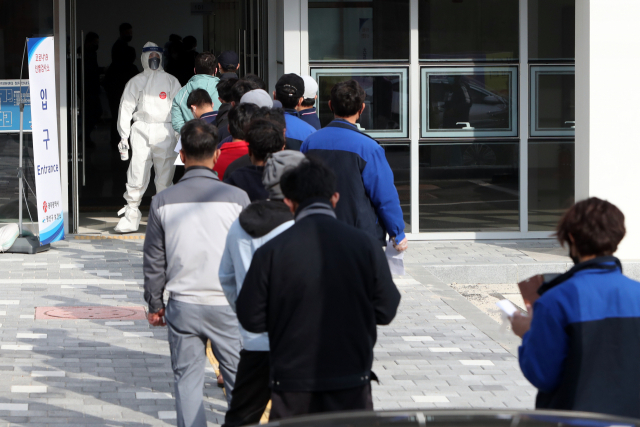 15일 오후 광주 광산구 하남산업단지 혁신지원센터에 마련된 임시선별진료소에서 외국인 고용 사업장 관계자와 이주노동자 등이 신종 코로나바이러스 감염증(코로나19) 진단검사 절차를 안내받고 있다. 광주시는 외국인 5인 이상 사업장을 대상으로 코로나19 선제 검사를 시행 중이다. 연합뉴스