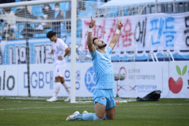 2020년 국내 프로축구 최고 연봉 선수인 대구FC의 용병 세징야. 지난 16일 열린 전북 현대전에서 골을 터뜨리고 환호하는 모습. 대구FC 제공