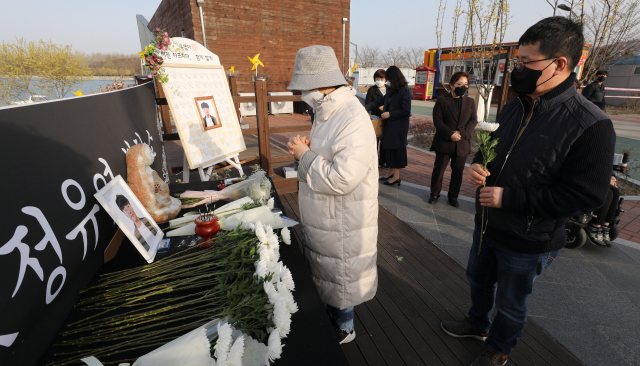 故 정유엽 군 사망 1주기 추모식이 18일 오전 경북 경산 남매공원 야외공연장에서 열린 가운데 한 시민이 영정사진에 헌화 후 기도를 하고 있다. 김영진 기자 kyjmaeil@imaeil.com