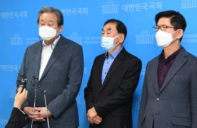 국민의힘 김무성 전 의원과 폭정종식 비상시국연대 공동대표인 이재오 전 의원과 김문수 전 경기도지사가 18일 오후 서울 여의도 국회 소통관에서 국민의힘 오세훈 후보와 국민의당 안철수 후보가 직접 만나 단일화할 것과 김종인 비상대책위원장의 즉각 사퇴를 요구하고 있다. 연합뉴스