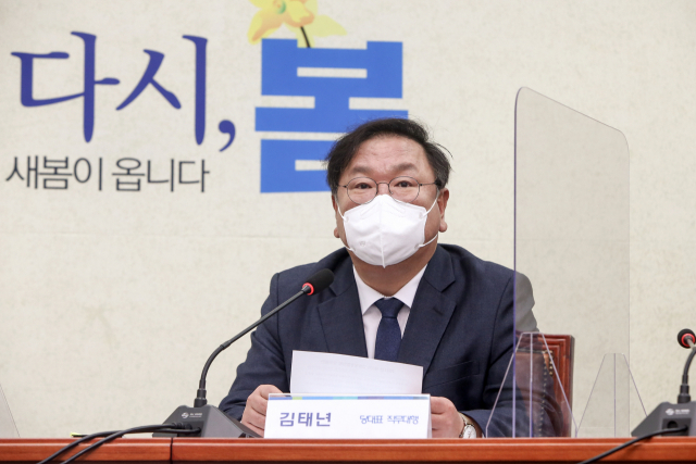 더불어민주당 김태년 당대표 직무대행이 19일 오전 국회 당대표회의실에서 열린 제3차 고위당정협의회에서 발언하고 있다. 연합뉴스