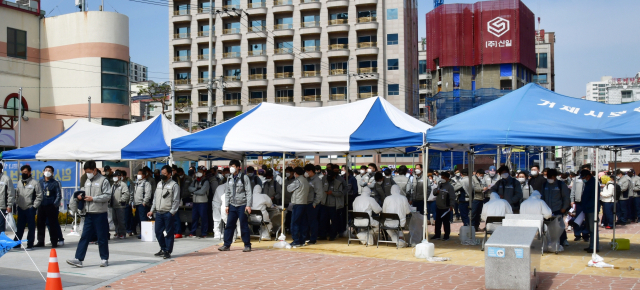 경남 거제시 유흥업소 관련 코로나19 확진자가 60명을 넘긴 가운데 19일 거제시 옥포동 수변공원 임시선별진료소에 코로나19 진단 검사를 받으려는 시민들이 줄을 서서 기다리고 있다. 끝) 연합뉴스