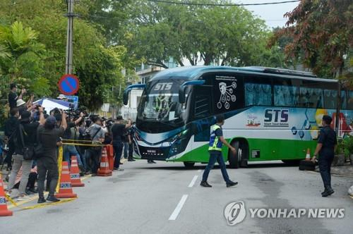 공항으로 출발 하는 북한 외교관을 태운 버스. AFP=연합뉴스