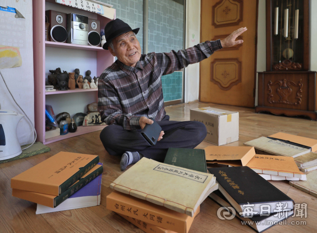 태재욱(80) 발해마을 발해역사문화보존회장이 족보 영인본을 꺼내 이 마을 유래를 설명하고 있다. 족보 원본은 국학진흥원에 보관돼 있다. 김태형 선임기자 thk@imaeil.com