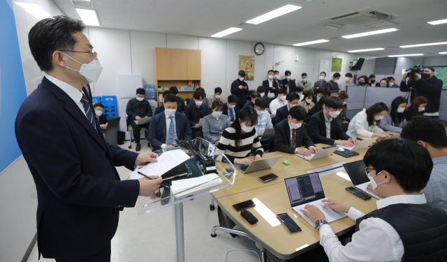 지난 17일 오후 서울 서초구 서울고등검찰청에서 이정수 법무부 검찰국장이 한명숙 전 국무총리 사건 수사팀의 모해위증교사 의혹 관련 수사지휘권에 대한 브리핑을 하고 있다. 연합뉴스