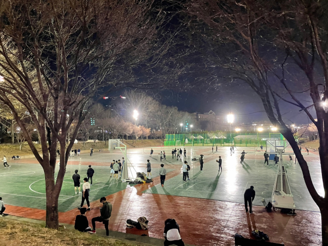 지난주 대구 북구 한 실외 공공체육시설에서 운동을 하는 시민들의 모습. 이영광 인턴기자