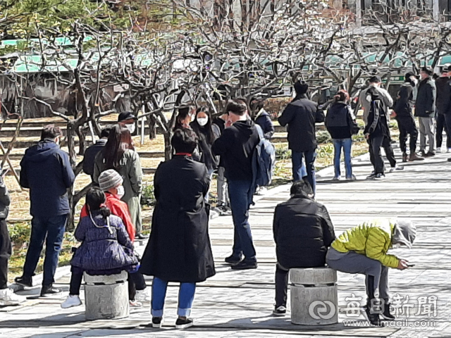 경산시민들이 경산시보건소 선별진료소 앞에서 코로나19 진단검사를 받기 위해 기다리는 모습. 매일신문DB