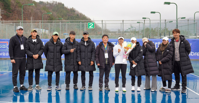 안동시청 테니스경기단이 강원도 양구에서 열린 올해 첫 실업테니스연맹전에서 혼합복식 1위 등 좋은 성적을 거두었다. 사진에서 흰옷을 입은 선수가 심미성 선수. 안동시 제공