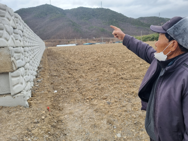 포항시 남구 연일읍 유강리 한 논 주인 이모(84) 씨가 옹벽 높이를 낮춰달라고 호소하고 있다. 배형욱 기자