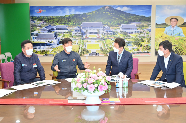 지난달 21일 이철우 경북도지사(오른쪽 두번째)를 방문한 윤경희 청송군수(왼쪽 두번째)가 지역 현안사업 등을 설명하고 있다. 윤 군수는 지난 3월과 이날 청송항일의병기념공원에 대해 도 차원의 지원과 운영을 부탁했고 도는 현재 경북독립기념관 산하로 이 공원을 편입하는 내용을 검토하고 있다. 매일신문 DB