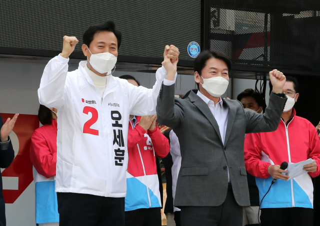 4·7 재보선 국민의힘 오세훈 서울시장 후보와 안철수 공동선대위원장이 25일 오후 서울 덕수궁 대한문 앞에서 열린 유세에서 손을 맞잡아 들고 지지지들에게 인사하고 있다. 연합뉴스