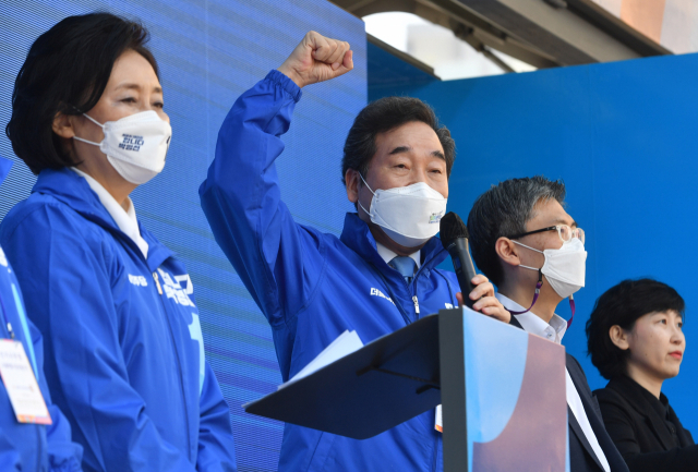 4·7 재보궐 선거운동 첫날인 25일 서울 구로구 구로디지털단지 지플러스타워 앞에서 열린 더불어민주당 박영선 서울시장 후보(왼쪽) 유세 출정식에서 이낙연 상임선대위원장(가운데)이 박 후보에 대한 지지를 호소하고 있다. 연합뉴스