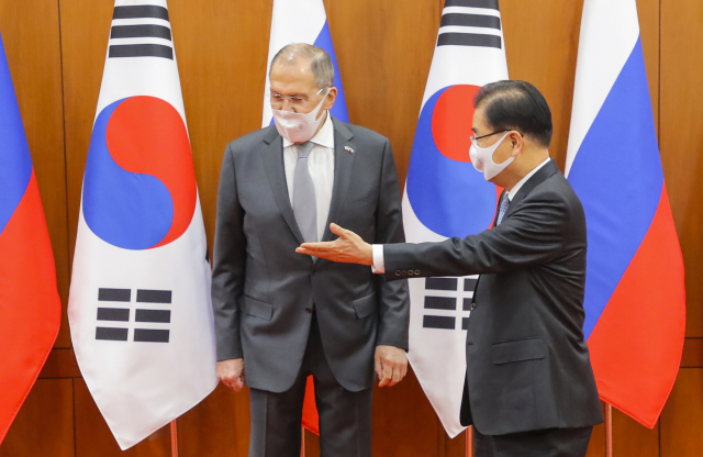 정의용 외교부 장관이 25일 서울 종로구 외교부 청사에서 열린 한-러시아 외교장관회담에 앞서 세르게이 라브로프 러시아 외무부 장관을 안내하고 있다. 연합뉴스