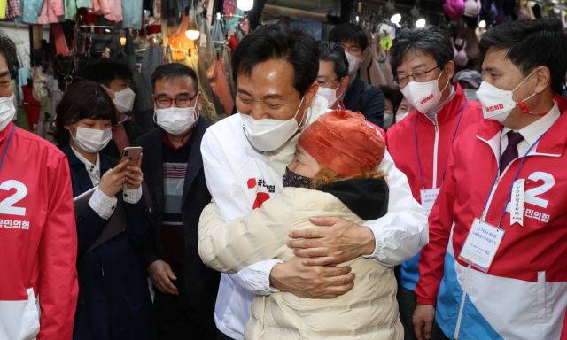 4·7 보궐선거 공식 선거운동 첫날인 25일 국민의힘 오세훈 서울시장 후보가 남대문시장을 방문해 상인들과 인사하고 있다. 연합뉴스