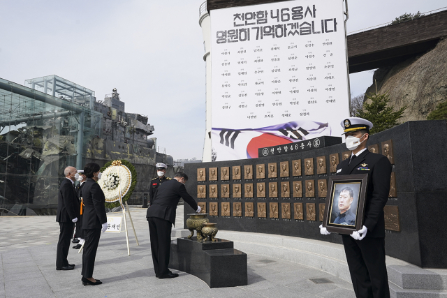 문재인 대통령과 김정숙 여사가 26일 오후 경기도 평택시 해군 2함대사령부 천자봉함·노적봉함에서 열린 제6회 서해수호의 날 기념식을 마친 뒤 천안함 46용사 추모비에서 헌화하고 있다. 2021.03.26 청와대 제공