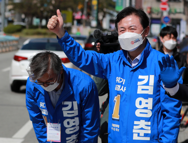 4·7 부산시장 보궐선거 더불어민주당 김영춘 후보가 28일 오후 부산 북구 구포시장에서 열린 집중유세에서 북구가 지역구인 전재수 의원과 함께 시민들에게 인사하고 있다. 연합뉴스