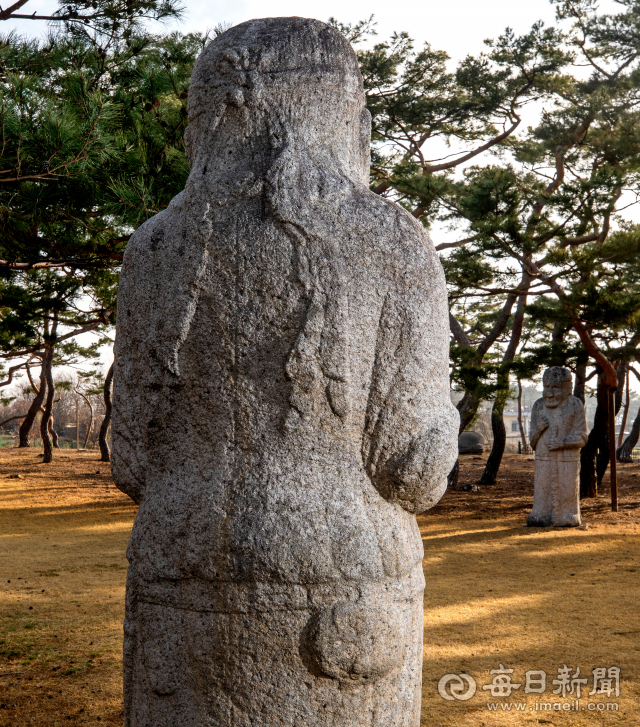 흥덕왕릉 서역 무인상 뒷 모습. 터번을 묶어 길게 늘어뜨린 자락, 허리에찬 둥근 주머니 등 서역 복식을 하고 있다. 김태형 선임기자 thk@imaeil.com