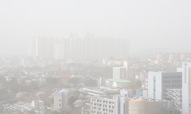 초미세먼지 주의보가 발령된 29일 경북 포항 시가지가 황사와 미세먼지에 덮여 뿌옇게 보이고 있다. 연합뉴스