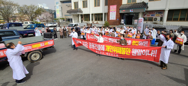 지난해 안동 도산면 한국국학진흥원 옆으로 이전 복원된 호계서원이 400여년 이어져온 병호시비를 끝낸 위패 봉안(복설)을 둘러싸고, 인근에 자리한 예안향교와 예안지역 유림들이 