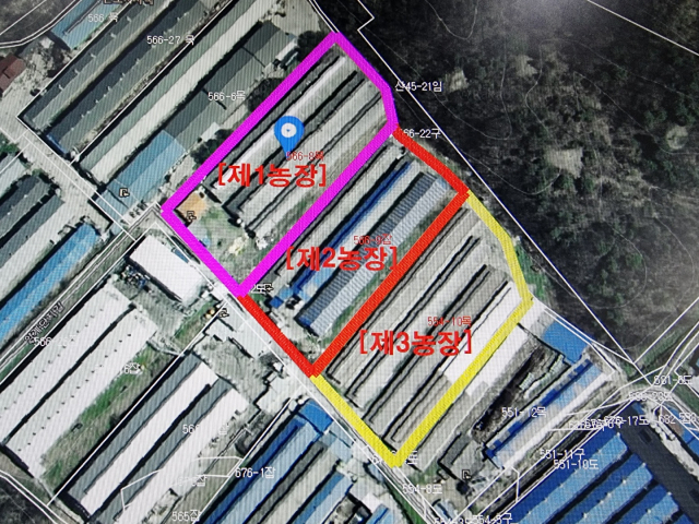 봉화도촌양계단지내에 계사가 돼지 돈사로 축종 변경 된 문제의 1.2.3 농장. 이 농장은 한 단지 안에 들어 있지만 쪼개기로 축종 변경 허가를 받았다. 위성 사진 캡처