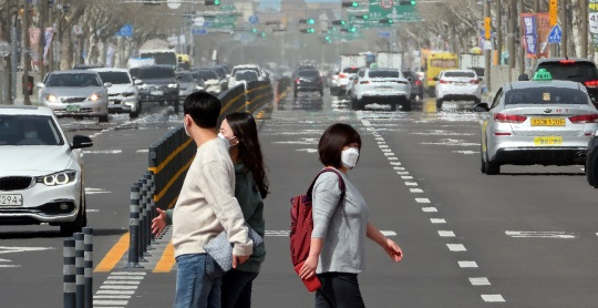 대구지역에 황사경보가 내려진 29일 대구 수성구 들안길삼거리에서 마스크를 쓴 시민이 희뿌연 도심을 지나고 있다. 김영진 기자 kyjmaeil@msnet.co.kr