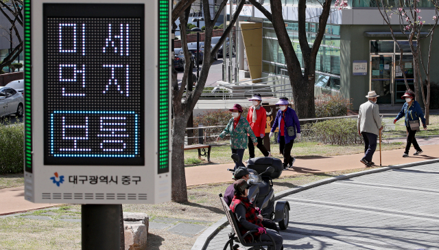 대구에 내려진 황사경보가 해제된 30일 오후 대구 중구 남산어린이공원에서 시민들이 산책을 즐기고 있다. 김영진 기자 kyjmaeil@imaeil.com