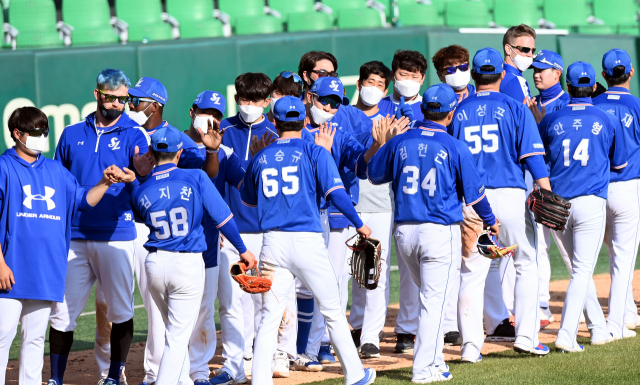 지난달 25일 인천 SSG랜더스필드에서 열린 SSG랜더스와 시범경기에서 승리한 삼성라이온즈 선수단이 자축하고 있다. 삼성라이온즈 제공