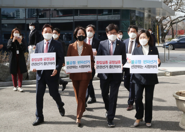 국민의힘 서울시장 보궐선거 선대위 공동총괄선대본부장을 맡은 유경준 의원(오른쪽 두 번째)과 박완수, 이영, 전주혜 의원 등이 31일 오전 서울 종로구 서울시선거관리위원회를 항의 방문하고 있다. 국민의힘은 이날 마포구청이 배너에 더불어민주당 당 색을 사용한 문제, 