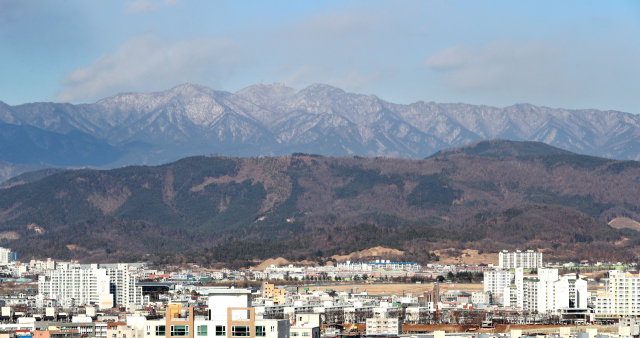 팔공산의 국립공원 승격 추진에 인근 주민과 상인들이 팔공산 구름다리 대안사업 추진을 촉구하고 있다. 사진은 팔공산 전경. 매일신문 DB