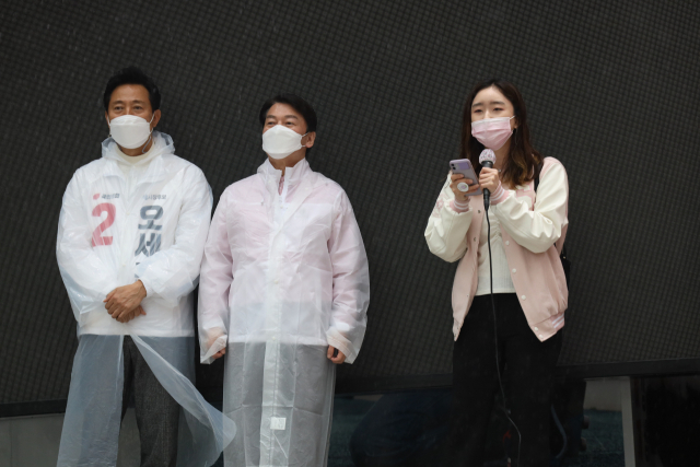 27일 서울 마포구 서교동에서 열린 오세훈 국민의힘 서울시장 후보 유세에 참여한 신현수(21·여) 씨. 유튜브 오세훈TV