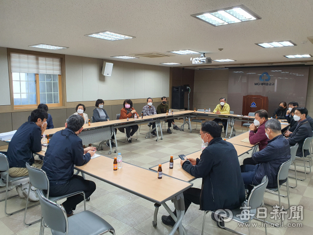 포항 득량지구 지반침하 문제와 관련해 김희수 경북도의원 주재로 시공사인 신원종합개발(주) 관계자와 주민 대표단과의 대책 회의가 열리고 있다. 신동우 기자