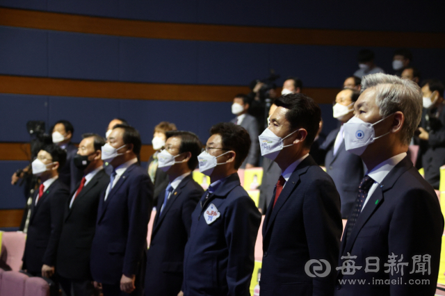 4월1일 경북 포항시청 대잠홀에서 열린 제10회 수산인의 날 기념식에 참석한 주요 인사들. 오른쪽부터 장영수 부경대학교 총장, 이강덕 포항시장, 이철우 경상북도지사, 문성혁 해양수산부 장관, 임준택 한국수산산업총연합회장, 홍문표 국회의원, 김병욱 국회의원. 포항시 제공