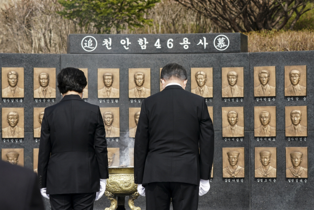 문재인 대통령과 부인 김정숙 여사가 지난 3월 26일 오후 경기도 평택시 해군 2함대사령부 천자봉함·노적봉함에서 열린 제6회 서해수호의 날 기념식을 마친 뒤 천안함 46용사 추모비를 참배하고 있다. 연합뉴스