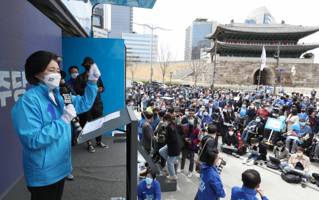 4·7 재보선 더불어민주당 박영선 서울시장 후보가 2일 서울 중구 남대문시장 앞에서 열린 유세에서 연설을 하고 있다. 연합뉴스