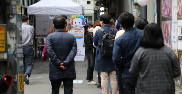 4·7 재·보궐선거 사전투표 첫날인 2일 오후. 이날 투표 마감 시간을 30분 정도 앞두고 소공동 사전투표소에 시민들이 줄지어 있다. 연합뉴스