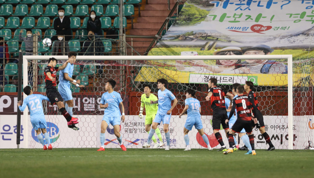 2일 경북 포항시 포항스틸야드에서 열린 대구FC와 포항스틸러스와 경기에서 선수들이 치열한 볼 다툼을 하고 있다. 이날 경기는 0대0 무승부로 끝났다. 연합뉴스