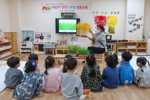 지난해 대구중구어린이급식관리지원센터가 지역 어린이들에게 프로그램을 운영하고 있는 모습. 대구가톨릭대 제공