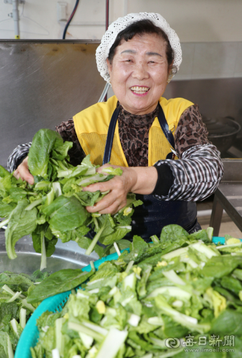 36년 동안 어려운 이웃들을 위해 반찬 나눔 등 자원봉사를 해온 우영순 씨가 7일 대구 수성구 범물종합사회복지관에서 단배추를 다듬으며 웃고 있다. 성일권 기자 sungig@imaeil.com