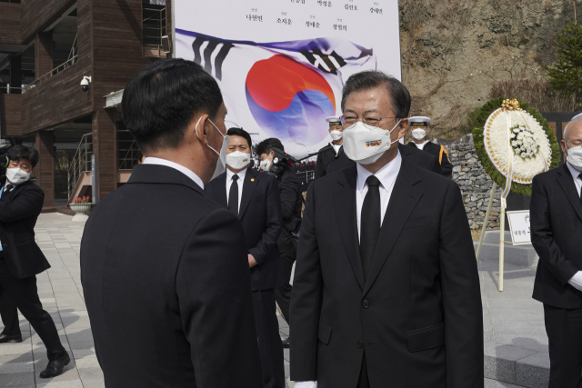 문재인 대통령이 경기도 평택시 해군 2함대사령부 천자봉함·노적봉함에서 열린 제6회 서해수호의 날 기념식을 마친 뒤 최원일 전 천안함장과 대화하고 있다. 연합뉴스