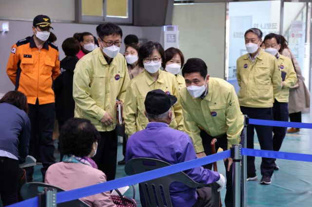 경북 포항시 북구 코로나19 백신 예방접종센터에서 이강덕(의자에 앉아 있는 사람 앞) 포항시장이 75세 이상 어르신들을 대상으로 한 화이자 백신 접종을 기다리는 어르신을 만나고 있다. 포항시 제공